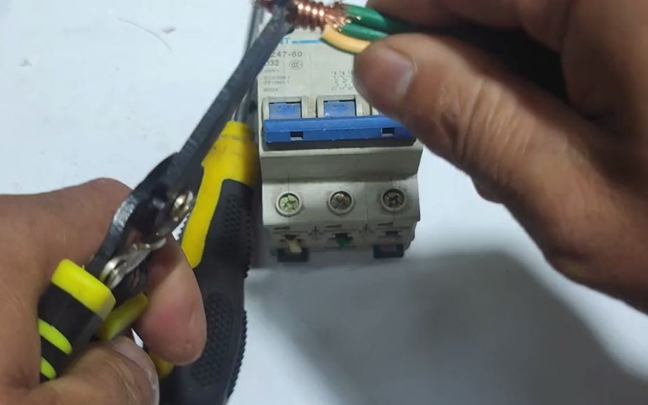 老電工揭秘 開關(guān)接線常見誤區(qū)，兩根軟線與一根硬線如何正確連接